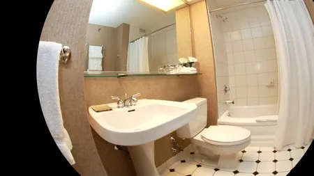 Un bărbat din Brăila a vrut să își spioneze soția la baie. Soacra l-a prins și l-a reclamat la poliție