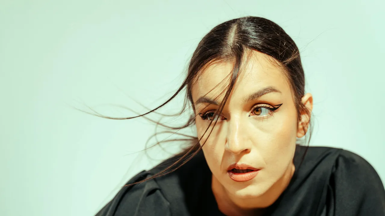 Ce artistă din România va cânta în deschiderea concertelor Coldplay