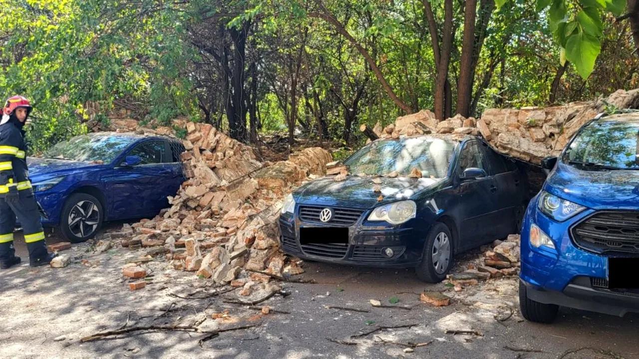 Un zid s-a prăbușit peste aproape 10 mașini în Sectorul 3. Ar fi vorba de un monument istoric