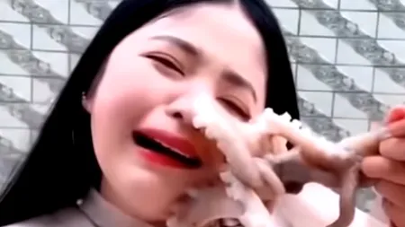 Tânără în lacrimi după ce a încercat să mănânce o caracatiță vie. Ce a pățit vloggerița a șocat pe toată lumea: „O merită