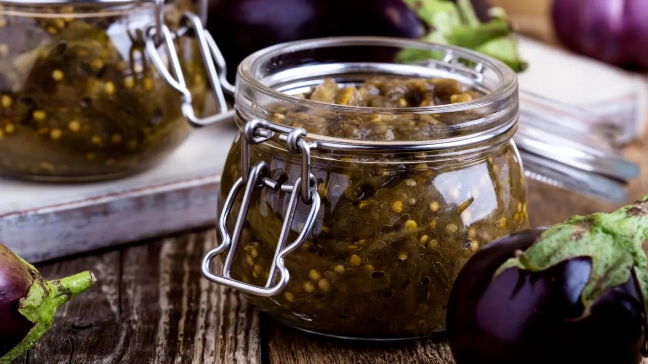 Rețeta bunicii de VINETE la borcan cu usturoi. Un deliciu tradițional românesc simplu și gustos, numai bun de pus în cămară