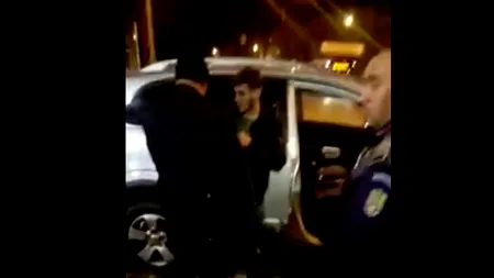 A fost găsită mașina dată în urmărire după ce un bărbat mort a fost aruncat din ea. Ce au descoperit jandarmii care l-au oprit în trafic pe șofer. VIDEO