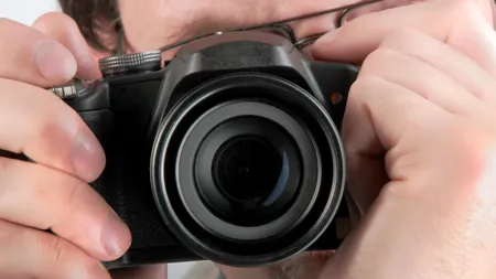 Fotograf din Iași, în vârstă de 60 de ani, ARESTAT pentru agresiune sexuală şi viol. Bărbatul a fost reclamat de patru tinere racolate pe internet