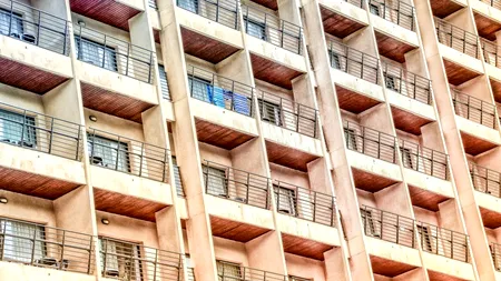 Vecinii știau că are o iubită cu 36 de ani mai tânără, dar nu-l mai zăriseră de câteva zile. Când oamenii au intrat în balconul concubinei din Bacău au descoperit adevărul despre relația lor