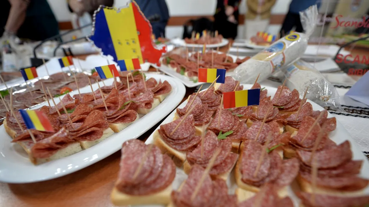 Istoria mai puțin cunoscută a salamului de Sibiu. De unde îi vine de fapt numele și cum a ajuns Nicu Ceaușescu susținător al producției și participant la degustări