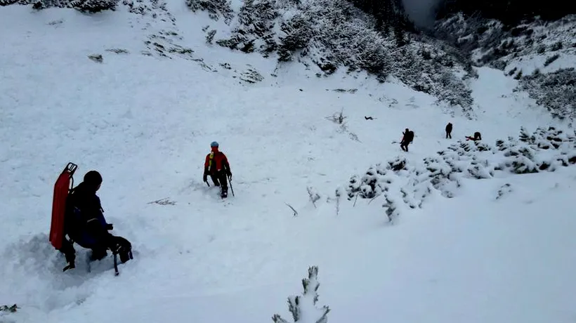 Trei salvamontiști surprinși de o avalanșă când urcau tricolorul în Munții Călimani. Unul dintre ei a fost găsit în viață. Despre colegii lui nu se știe nimic. UPDATE