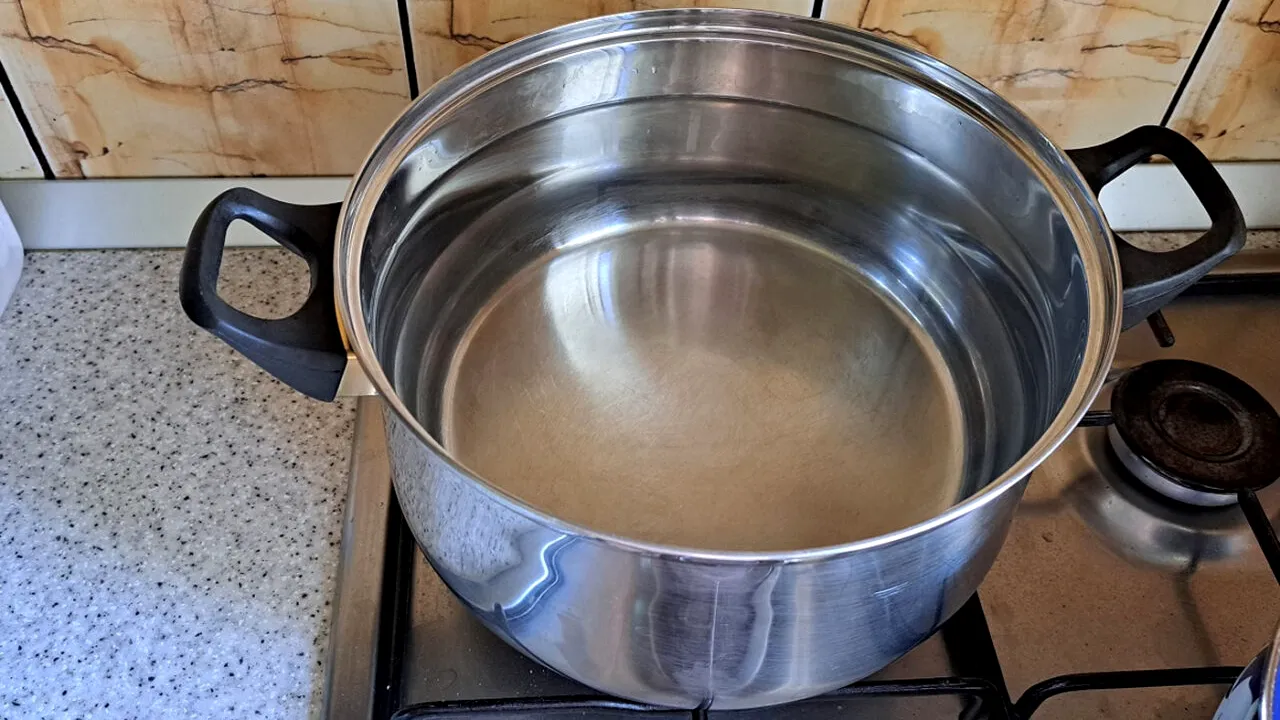 Caz crunt în Ploiești, după 24 de zile fără apă caldă. În fiecare seară, un pensionar încălzește apă pentru a-și spăla nevasta paralizată