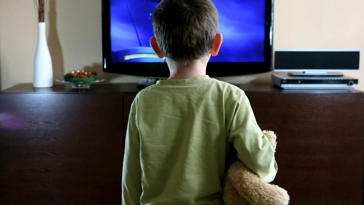 Cât de periculos este televizorul pentru copiii mici. Studiul care arată gravitatea situației în România