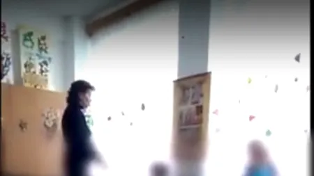 Educatoare, filmată de un părinte în timp ce bătea copiii: 