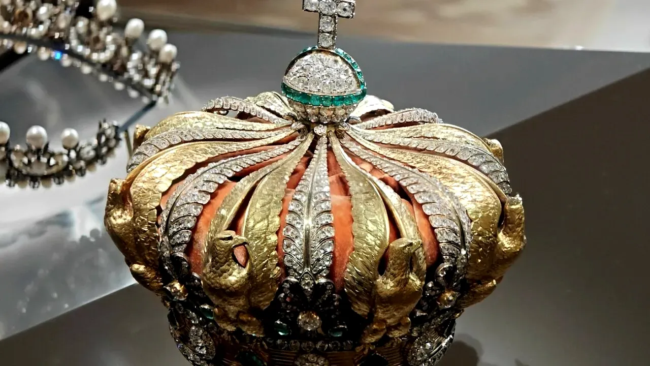 Doi suspecți au fost reținuți pentru furtul bijuteriilor din Muzeu Luvru. Anchetatorii suspectează că tâlharii aveau complici din interiorul muzeului