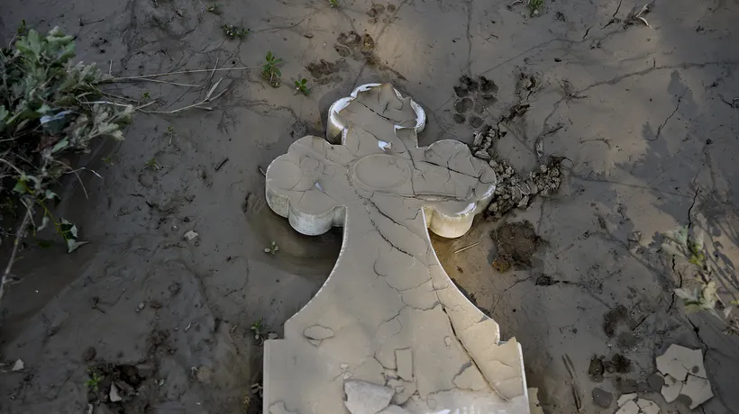 Cimitirul din Bascov - distrus de furia apelor: Nu se mai știe acum cine unde e îngropat