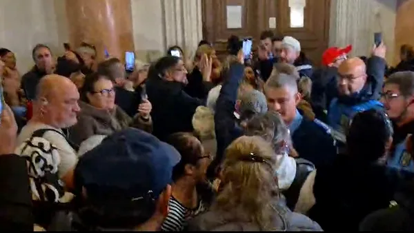 Scandal în fața sălii de judecată unde s-a decis menținerea lui Călin Georgescu în spatele gratiilor. Susținătorii fostului prezidențiabil au luat cu asalt Curtea de Apel
