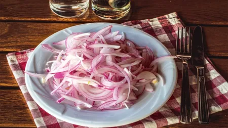 Câți lei a dat un client, pentru o simplă CEAPĂ, într-un restaurant din Iași: „Unic în România