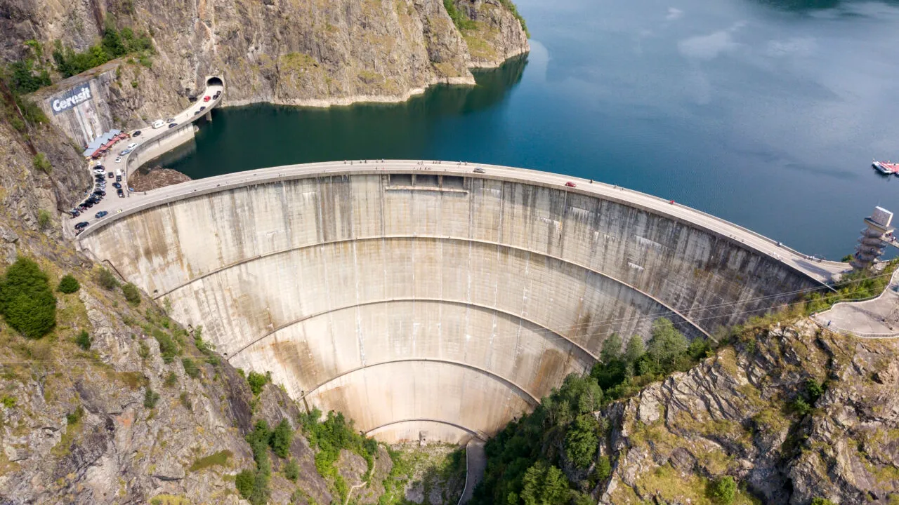 EXERCIȚIU amplu la barajul Vidraru. Autoritățile testează o deversare controlată a apei din lacul de acumulare