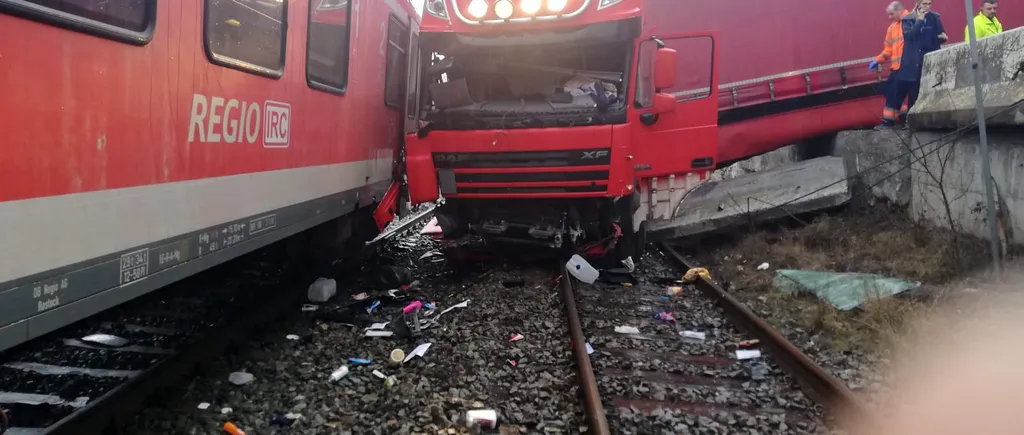 ACCIDENT. TIR răsturnat pe calea ferată și lovit apoi de tren, între Cluj-Napoca și Oradea
