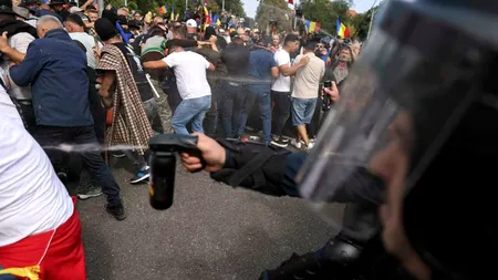Scene inimaginabile în Piața Victoriei, la protestul fermierilor. Violențe extreme între oieri și jandarmi. A fost complet blocat accesul mașinilor și pietonilor, după ce protestatarii au aruncat cu pietre și garduri. 24 de răniți, dintre care 8 sunt jandarmi. 27 de persoane reținute