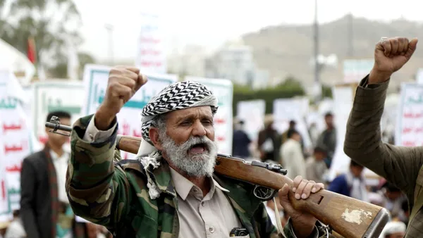 Rebelii Houthi au atacat cu rachete și drone instalațiile Saudi Aramco din portul Yanbu. Livrările de petrol către Europa sunt puse în pericol