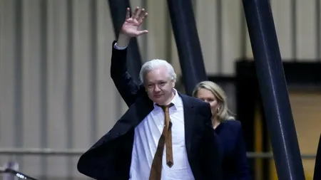 Julian Assange s-a întors în Australia, ca OM LIBER. Acum un deceniu era unul dintre cei mai căutați oameni de pe planetă