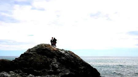 Privește mai atent această fotografie. Pare un banal instantaneu de vacanță, dar ascunde o poveste incredibilă