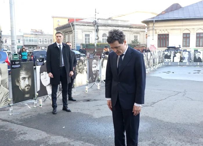 Preşedintele Nicuşor Dan depune o coroană la Monumentul Colectiv