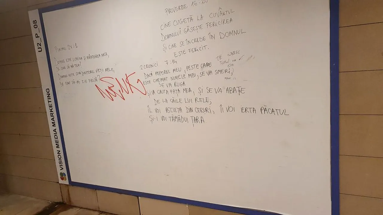 Mesaje ciudate pe panourile publicitare de la metrou din Piața Unirii: 