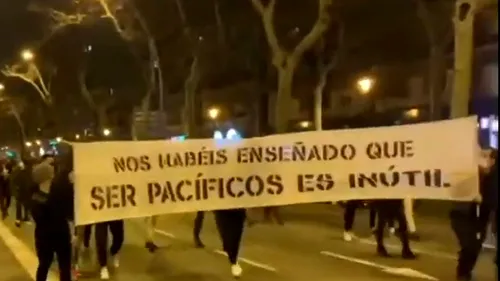 A 7-a noapte consecutivă de revolte în Barcelona! Ciocniri cu forțele de ordine, mașini incendiate, clădiri vandalizate! (VIDEO)