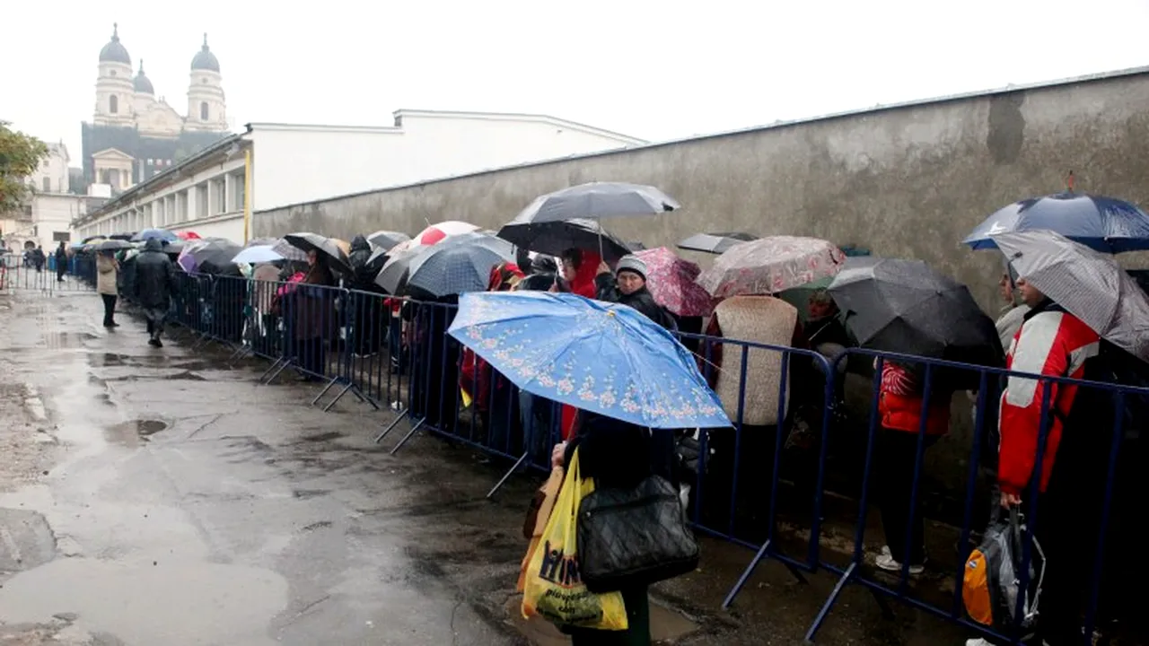 Vaslui: Mii de credincioși s-au închinat în ultimele ore la veșmintele Cuvioasei Parascheva