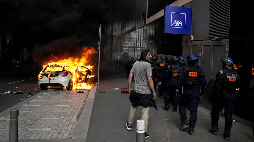 Protestatarii incendiază mașini la Nanterre. Macron trimite 40 mii de polițiști în stradă