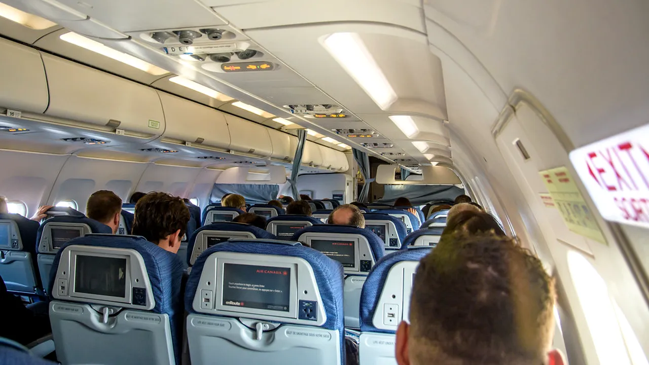 Un avion care zbura de la Detroit la Amsterdam a aterizat de urgență după ce pasagerii au primit mâncare STRICATĂ. Ce s-a întâmplat la bord