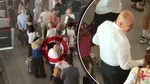 Ilie Bolojan, surprins în aeroport, în Oradea, la coada de îmbarcare. S-a salutat și fotografiat cu oamenii