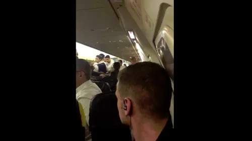Un român beat a sărit la bătaie în timpul unui zbor Ryanair. Polițiștii care l-au arestat au fost uimiți să afle cine e