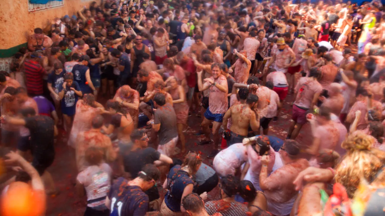 Mii de oameni s-au bătut cu tone de roșii la festivalul „La Tomatina” din Spania. Topul celor mai mari festivaluri din lume cu lupte cu mâncare