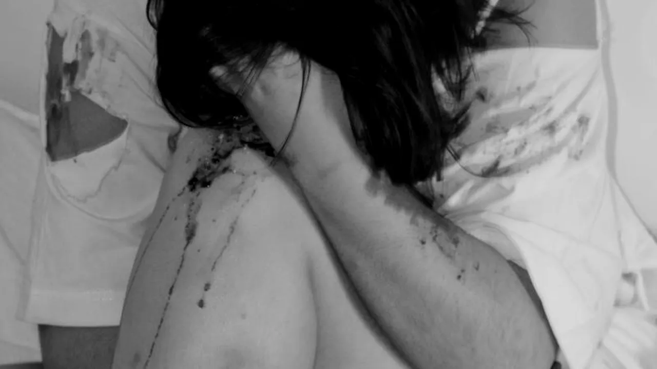 Minoră abuzată și violată dimp de un an de doi bărbați la Brașov. Aceștia au făcut clipuri pornografice cu fata