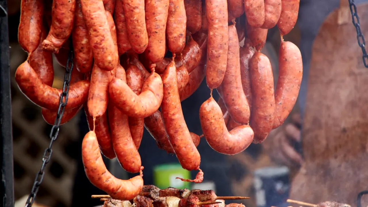 Mare parte din cârnații VÂNDUȚI în magazinele din România vor proveni dintr-o țară sud-americană