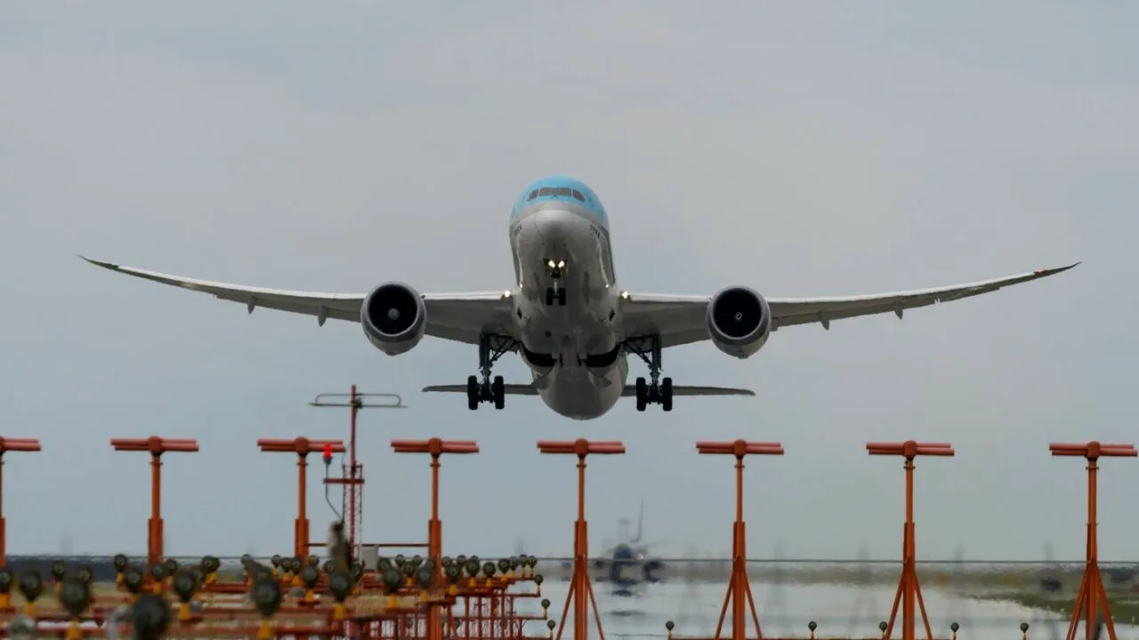 Un bărbat de 33 de ani a MURIT în timpul unui zbor cu avionul și soția sa, însărcinată, nu a știut nimic până la aterizare. Ce s-a întâmplat