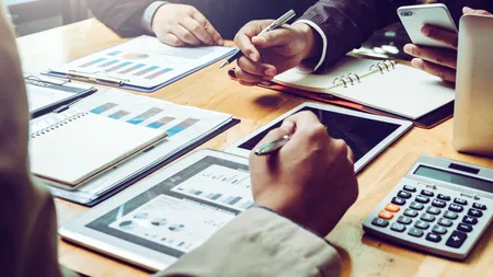 Cum fac față antreprenorii români avalanșei de taxe. Cum se descurcă pentru a merge înainte cu afacerile