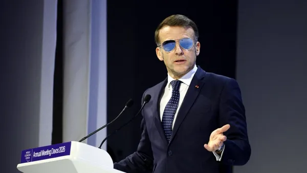 Saga ochelarilor lui Macron continuă. Președintele francez a purtat ochelari de soare, în interior, în timp ce își ținea discursul la Davos. Ce ascunde liderul de la Elysee