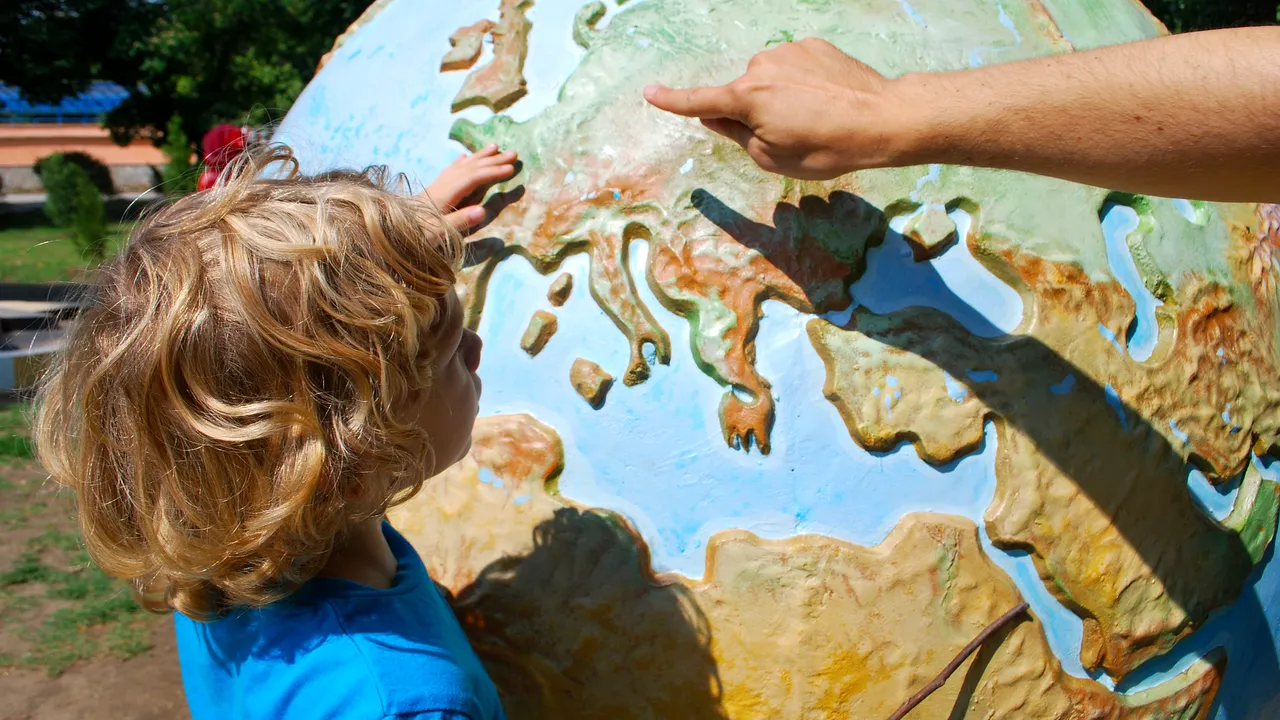 Țara în care se află un milion de români ar putea intra într-o nouă criză financiară. Comisar european: Situația economică este una „delicată