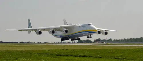 VIDEO | Cel mai mare avion din lume aterizează la București! Are șase motoare și poate transporta 250 de tone