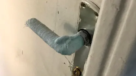 Clanțe înfășurate cu tifon îmbibat în spirt, la ușile unei primării din județul Olt. Ce explicație are edilul