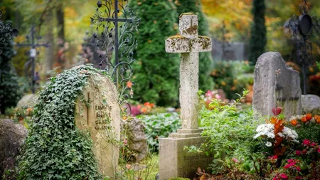 Cimitirul din România unde SICRIELE nu sunt coborâte în criptă, iar cavourile au patru metri înălțime! Bercea Mondial are un loc de veci aici!