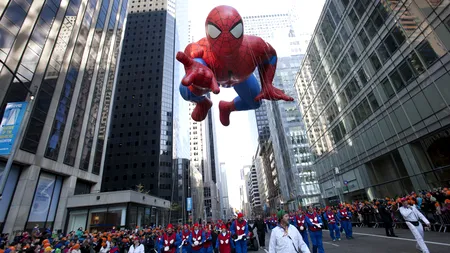 Documente confidențiale ale poliției, transformate în confetti și aruncate pe stradă. 