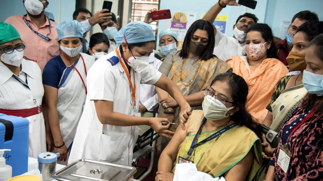 O nouă lovitură pentru India, în plină criză sanitară. Toate centrele de vaccinare de la Mumbai s-au închis, din cauza lipsei serurilor