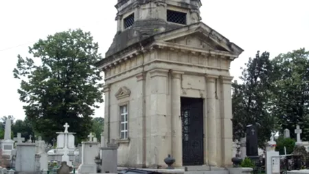 Ce mai vinde Fiscul: scoate la licitație un loc de veci într-un cimitir din Galați, dar și 120 de litri de 