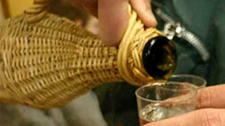 Fabrică de alcool care funcționa ilegal, descoperită de polițiști