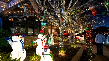 Tradiții bizare de Crăciun. Unde se servește curcan copt la cuptor, iar Moș Crăciun este îmbrăcat în haine de mătase