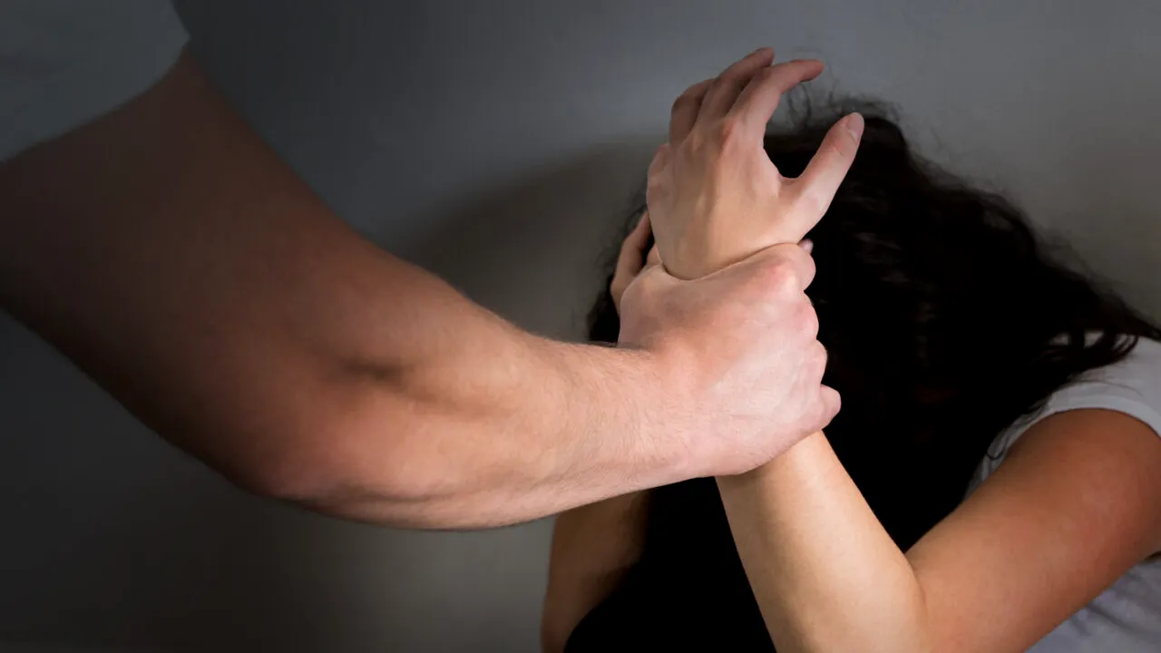 Trei bărbaţi prezenţi la Școala de Vară AUR sunt trimişi în judecată sub acuzaţia de viol şi agresiune sexuală