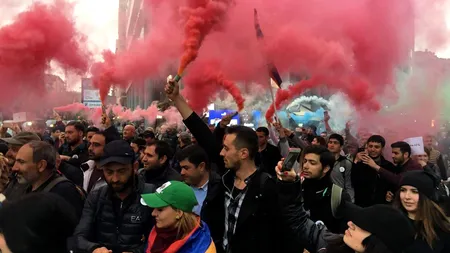 Proteste VIOLENTE cu zeci de răniți la Erevan. Mii de oameni, pe străzi, nemulțumiți de o decizie a partidului de la guvernare. VIDEO