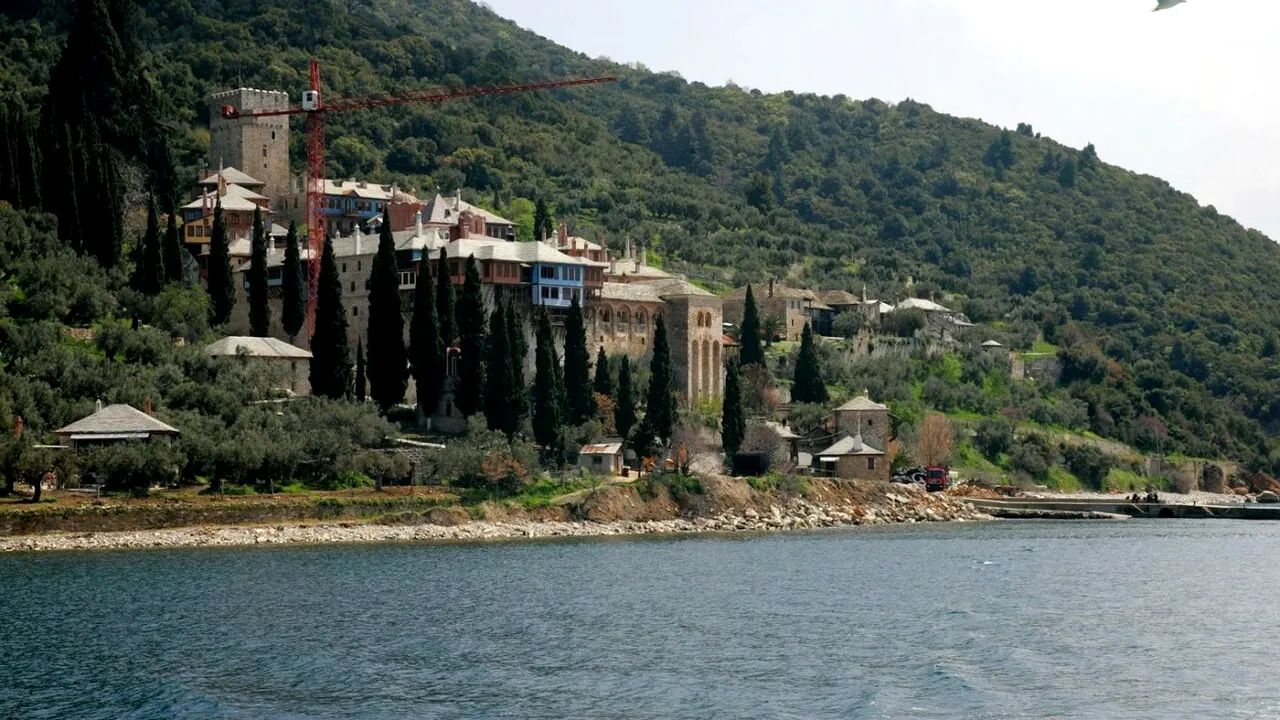 11 pelerini români, internați în SPITAL după ce au gustat din 