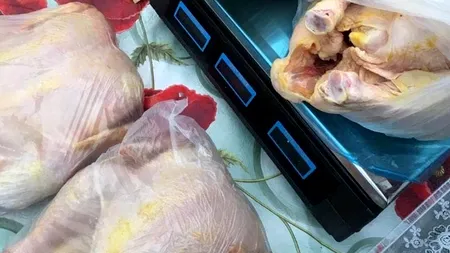 Prinși cu puiul vopsit. Doi comercianți dintr-un municipiu au fost amendați după ce au vândut carne colorată în galben, ca să pară „de țară